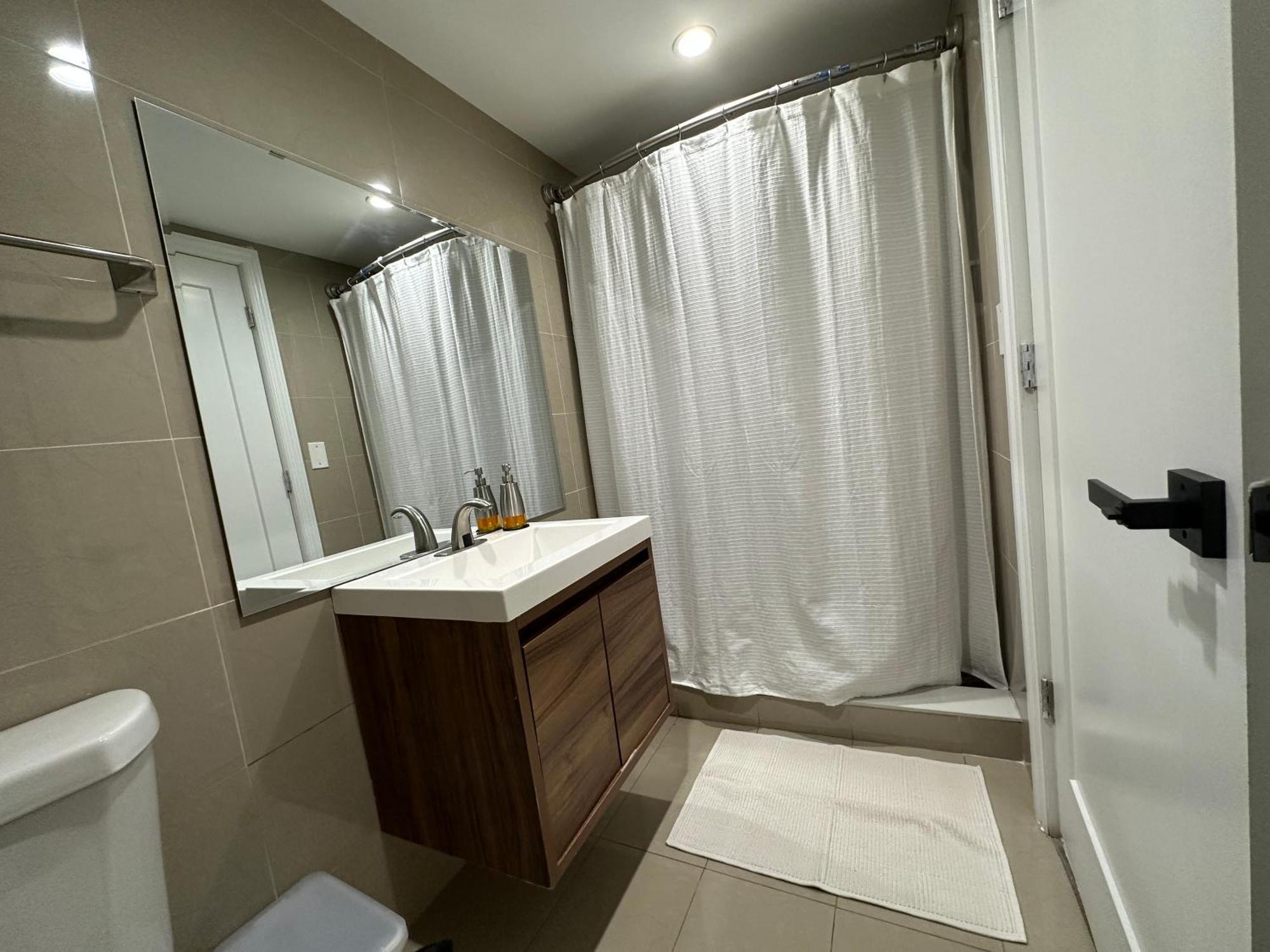Hébergement de vacances Spacious 3br Detach House W/parking In Quiet Area New York